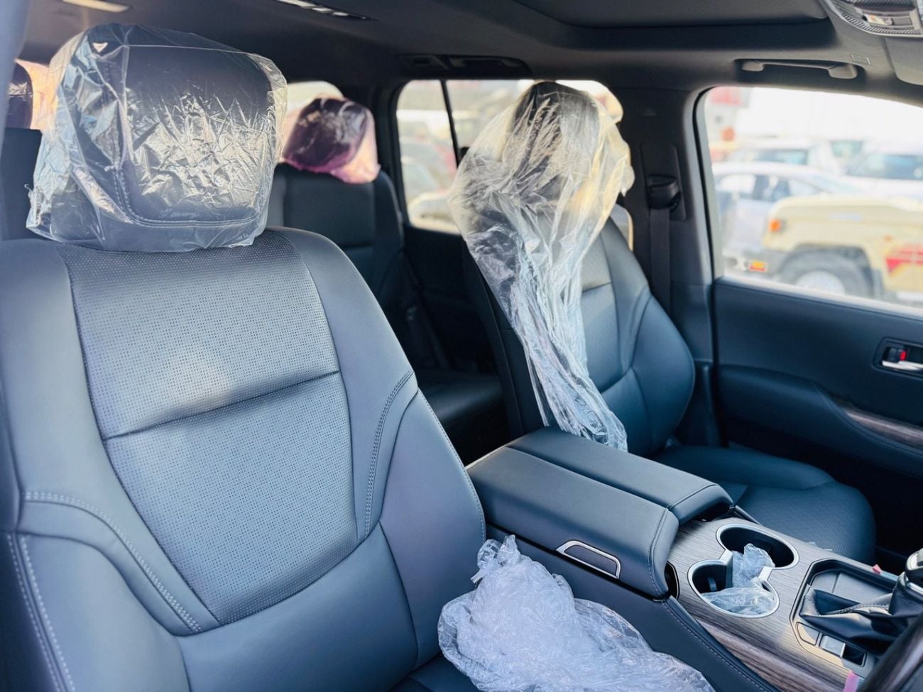 تويوتا لاند كروزر Zx top of the range white with black interior