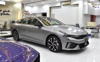 كيا K5 عرض ممتاز لسيارة كيا K5 GT-Line (موديل 2025) باللون الرمادي المطفي بمواصفات دول مجلس التعاون الخليجي