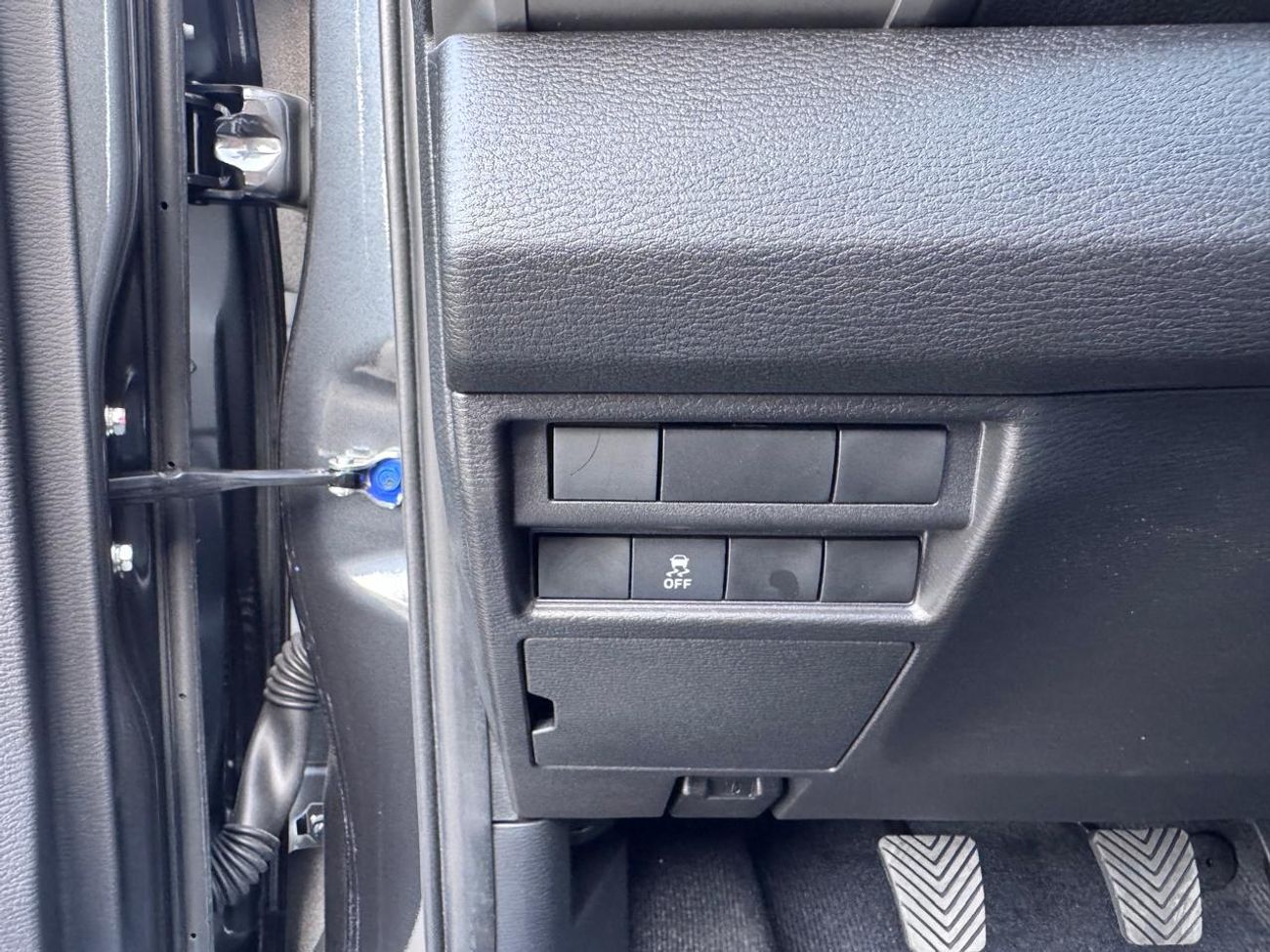 Mitsubishi L200 MITSUBISHI L200 Petrol Double Cabin 4WD 5MT 2.5L GLX - Basic Option _Grey