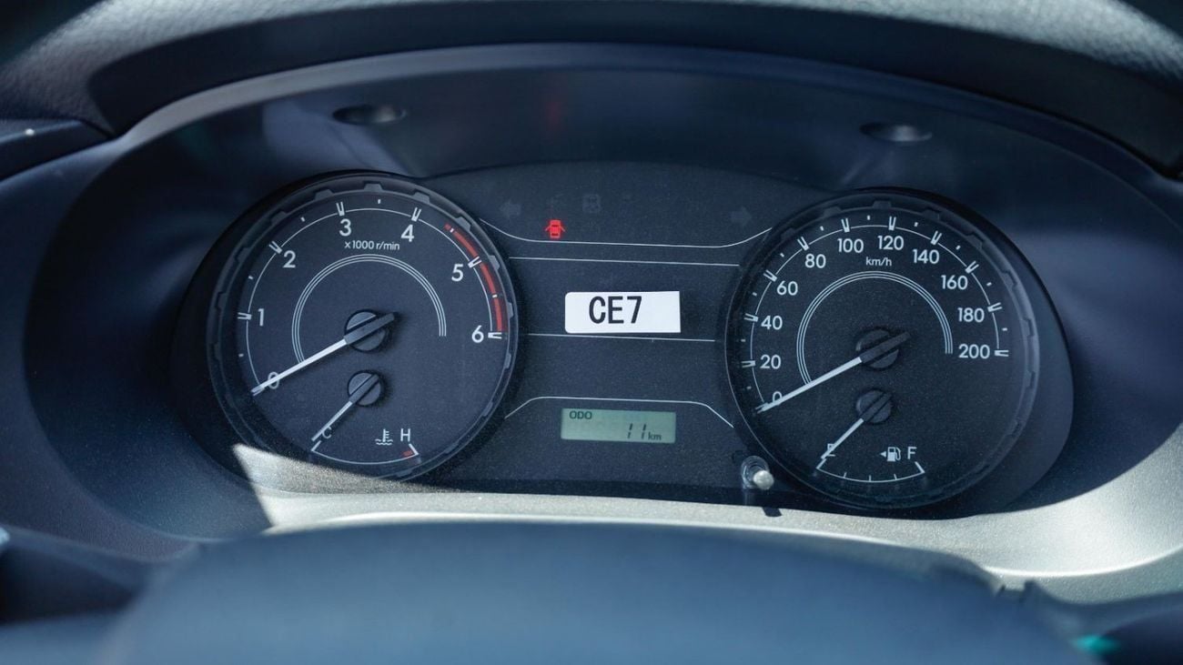 Toyota Hilux DLX GLX 2.4L Single Cab Utility