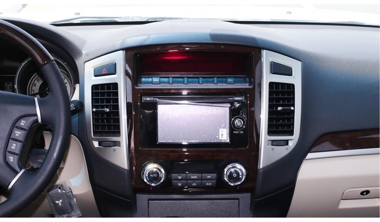 ميتسوبيشي باجيرو ميتسوبيشي باجيرو GLS 2022 موديل SUV. 4WD أبيض / بيج ، كاميرا خلفية ، 3.8 لتر بنزين ، 5 أبواب ..... ح