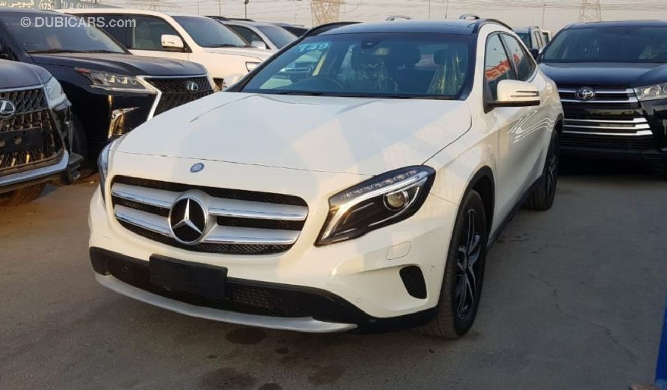 مرسيدس بنز GLA 180 Right-Hand Low Km Auto Perfact Inside and out side