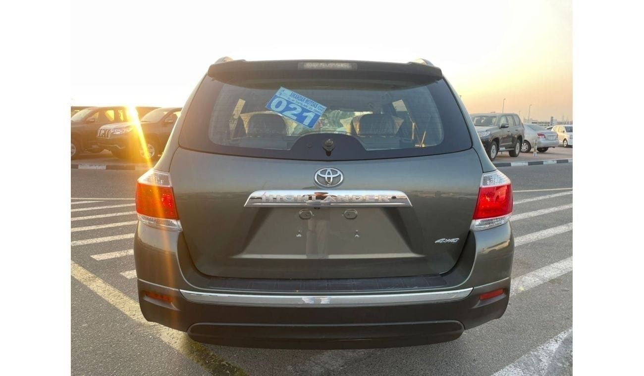 تويوتا هايلاندر 2013 Toyota Highlander MidOption+ 3.5L V6 - AWD 4x4 - Electric Seats - 7 Seater With Rear CAM - 90,0