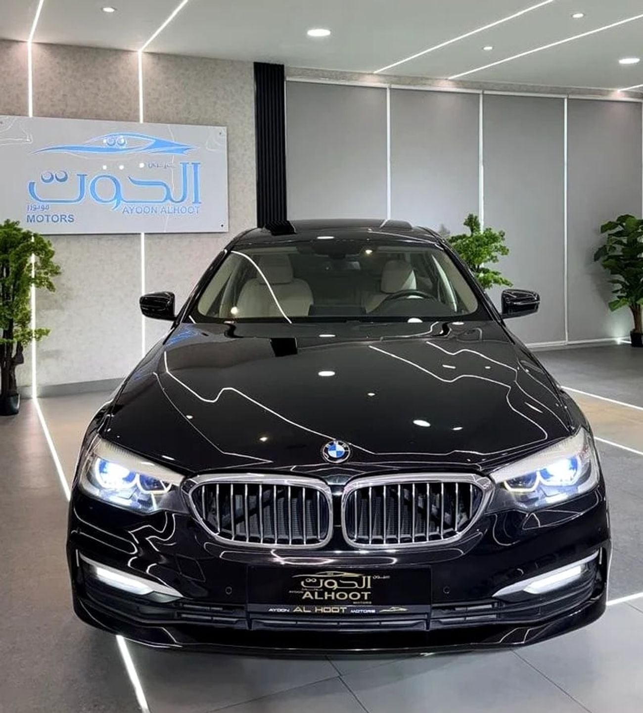 بي أم دبليو 520i EXCLUSIVE LUXURY ELITE BLACK 520i || TOP RANGE || GCC || SCREENS || LIKE