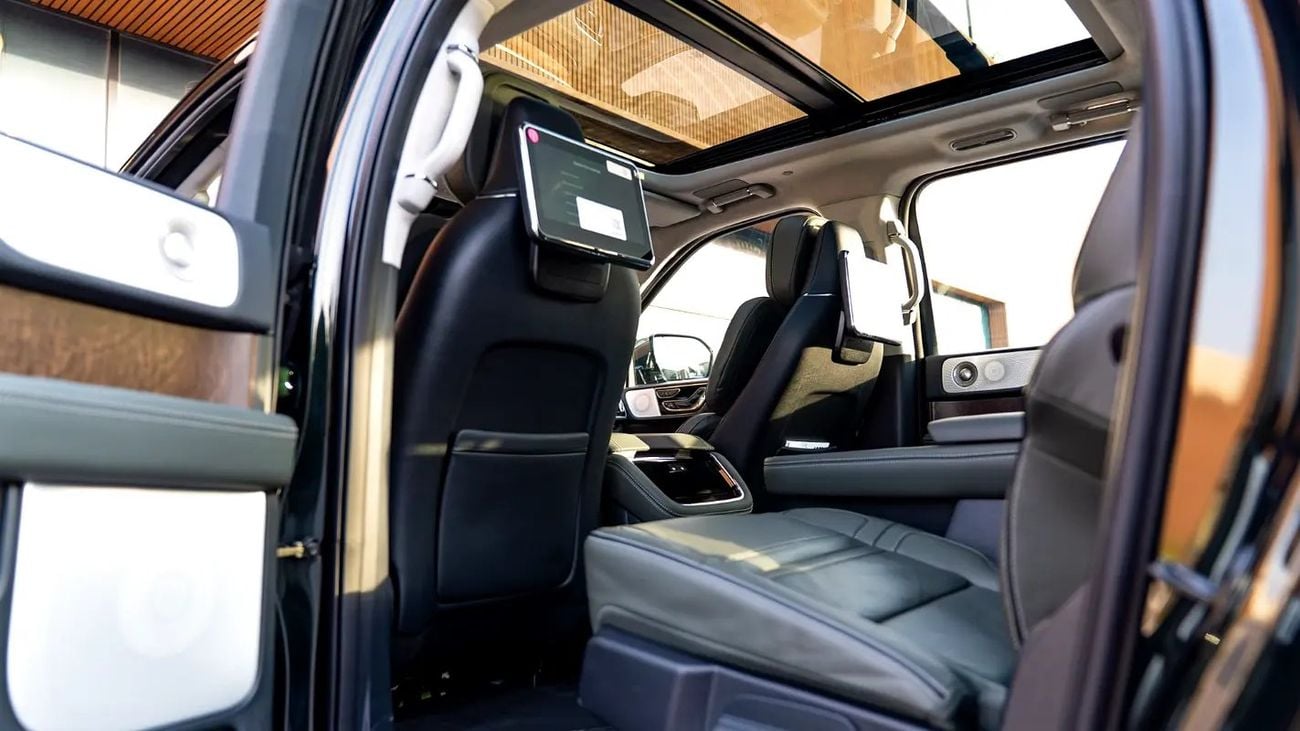 لينكولن نافيجاتور Presidential 3.5L Presidential, Warranty + Service Pack, Low Kms, 7-Seater, GCC