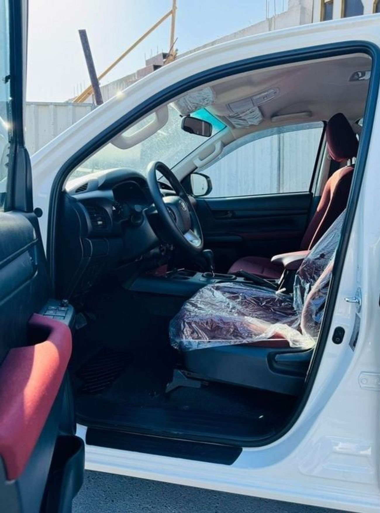 Toyota Hilux TOYOTA HILUX 2.7L PETROL BASIC OPTION WHITE 2025