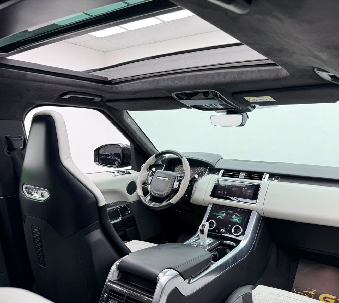Land Rover Range Rover Sport SVR 2018 Range Rover Sport , Carbon Fiber Package, Fully Loaded, Excellent Condition, GCC