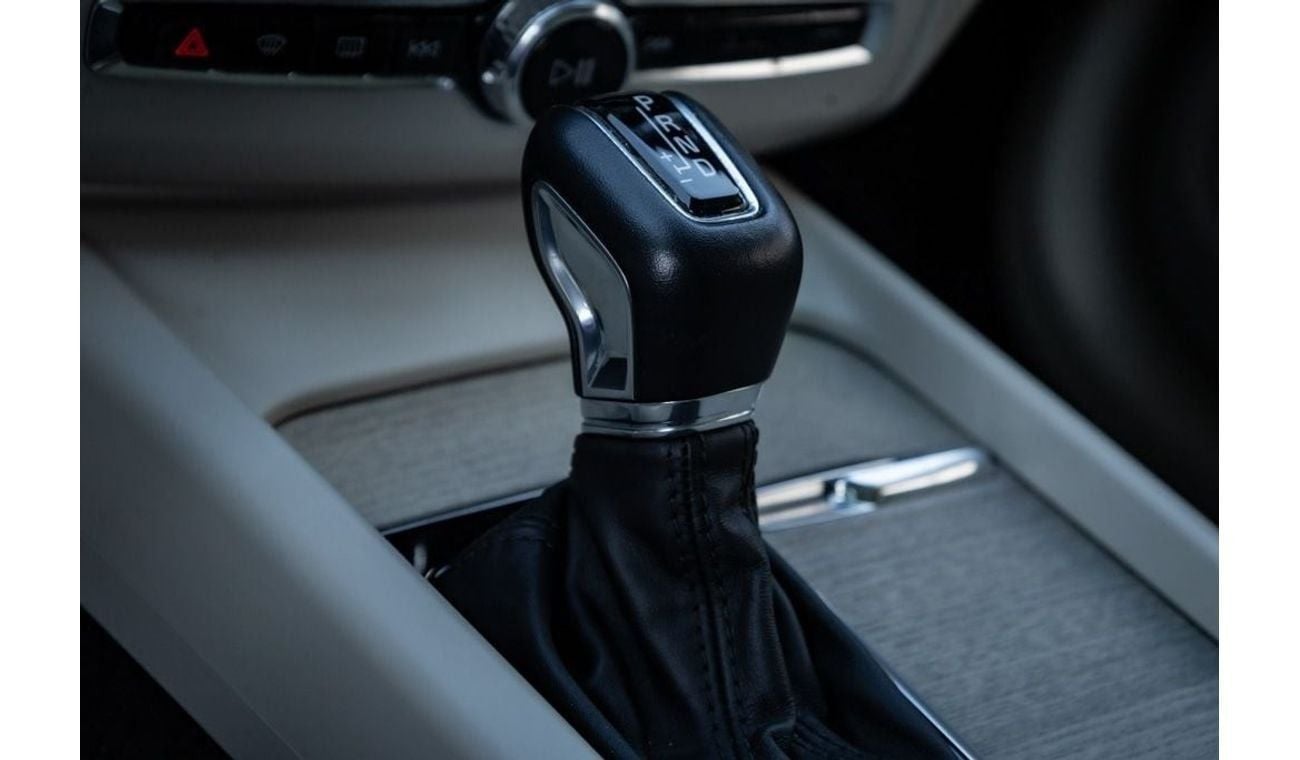 فولفو XC 60 T5 Momentum 2.0L AWD Volvo XC60 T5 2021 GCC under Agency Warranty and Service Contract with Flexible