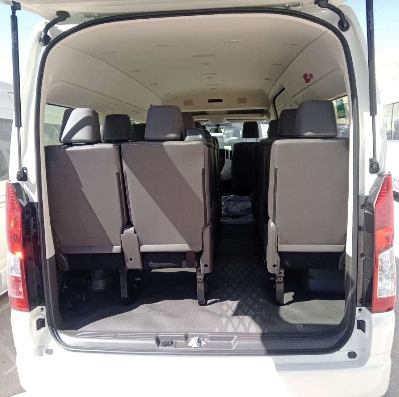 تويوتا هاياس GL 2.8L . Diesel . Automatic . Rear Wheel Drive . High Roof