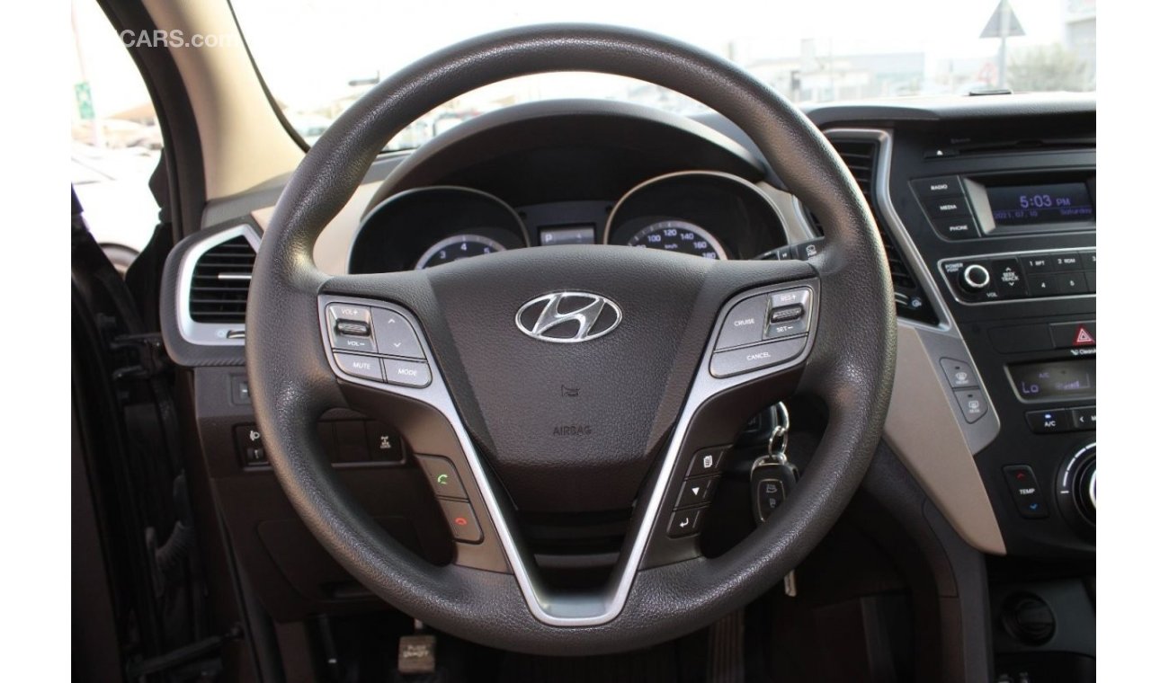 Hyundai Santa Fe Hyundai Santa Fe 2018 GCC 6 cylinder in excellent condition without accidents, very clean from insid