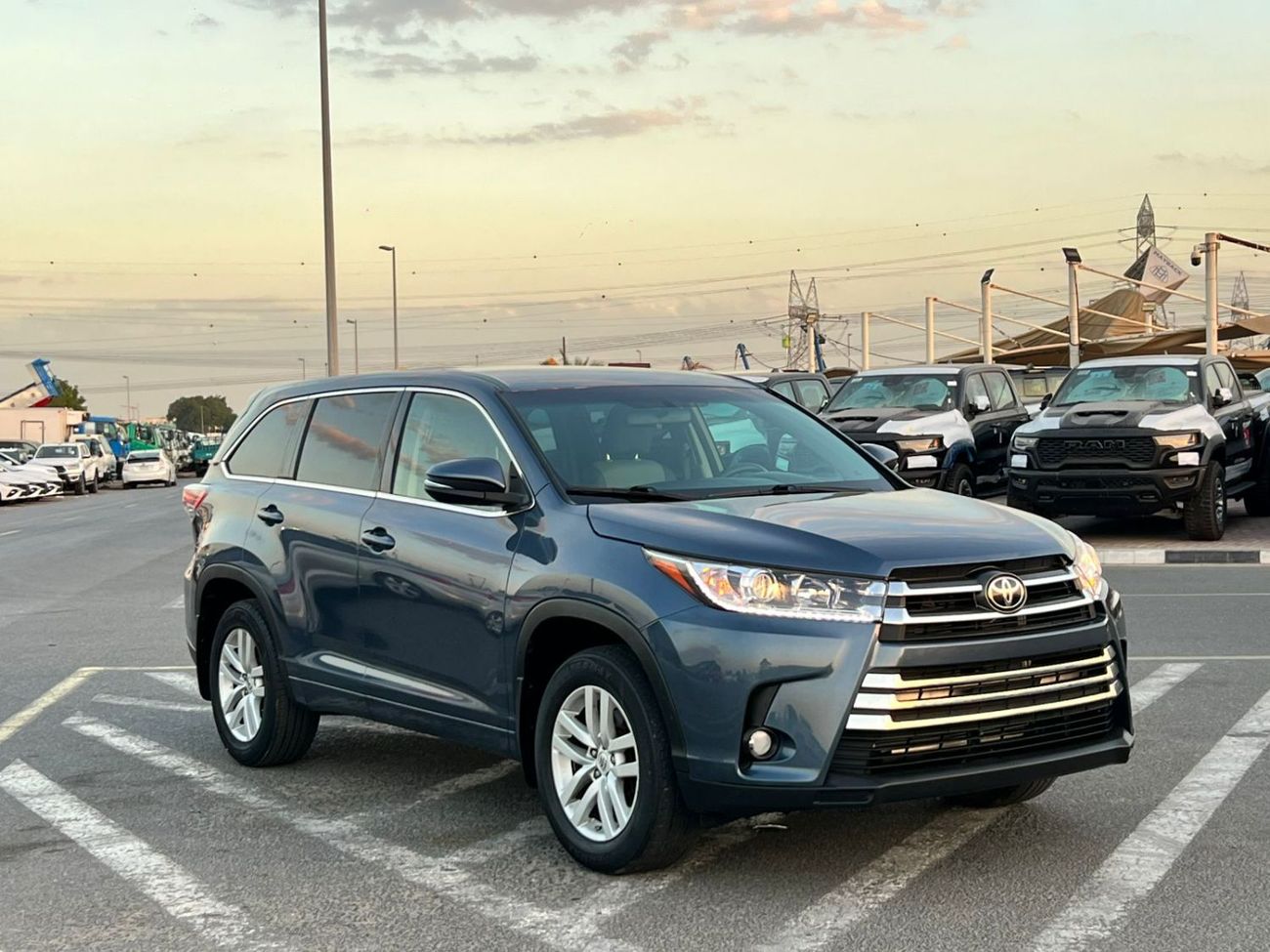 تويوتا هايلاندر 2015 Toyota Highlander MidOption - 3.5L V6 - 4x4 AWD Rear Camera - 7 Leather Seat- Auto Trunk