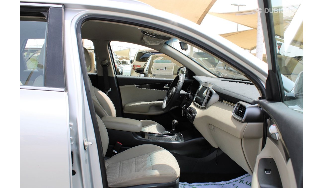 Kia Sorento NEW SHAPE - GCC - ACCIDENTS FREE - ORIGINAL PAINT - AWD - MID OPTION - CAR IS IN PERFECT CONDITION I