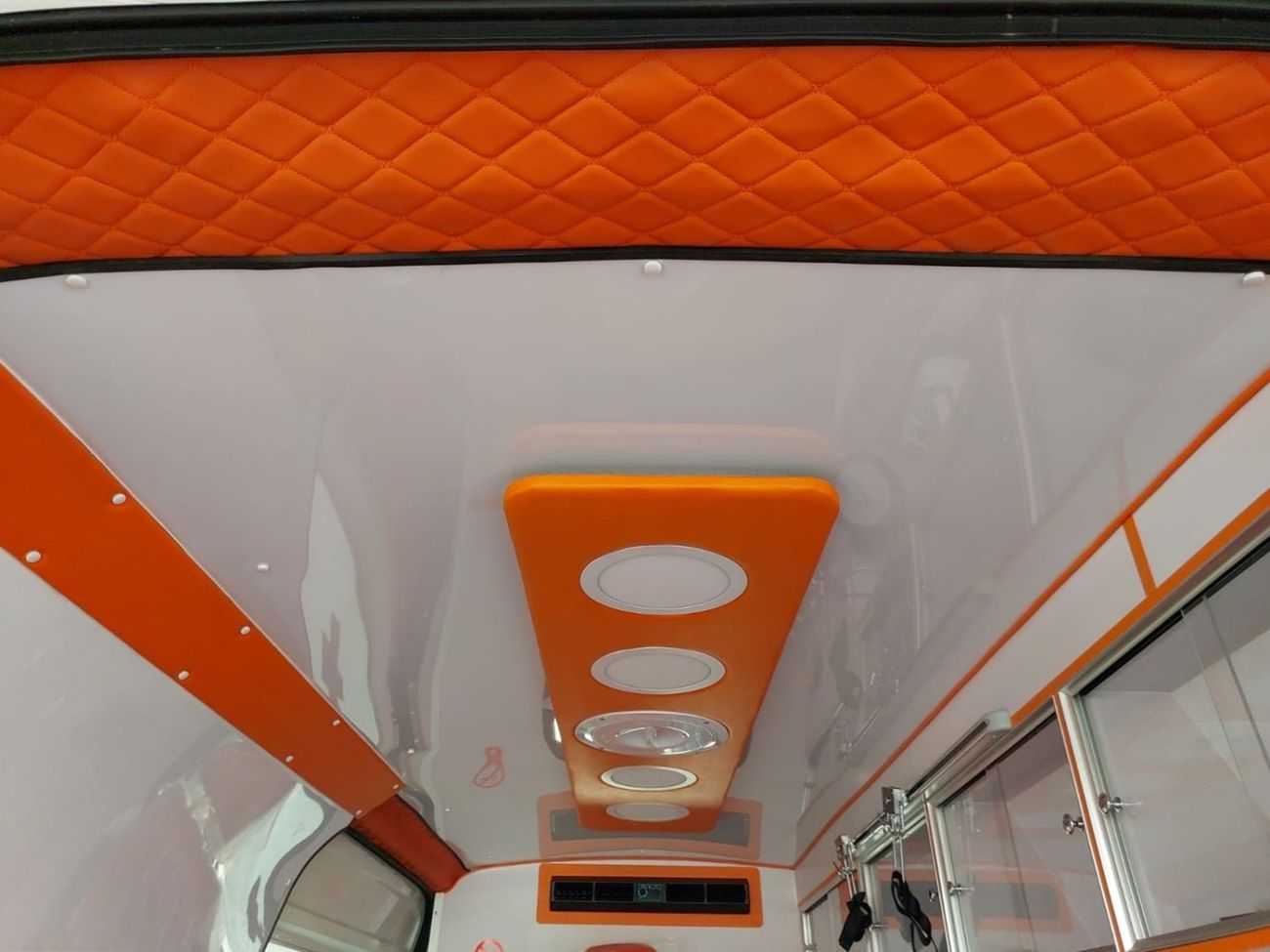 تويوتا هاياس TOYOTA HIACE VAN AMBULANCE RHD 2020 MODEL 2.8 L DIESEL AUTOMATIC(PM04638)