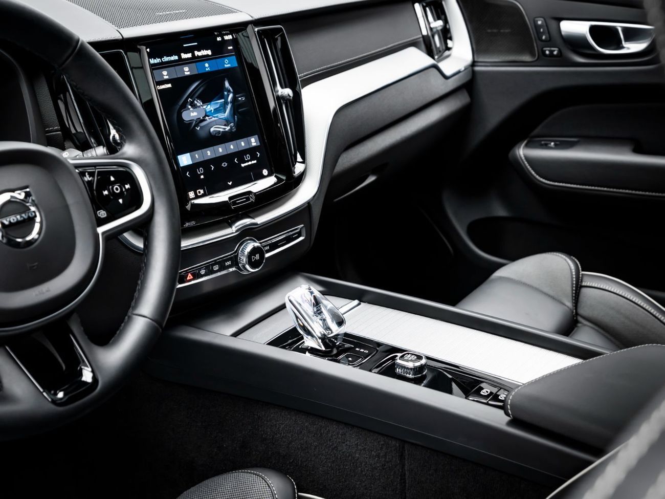 فولفو XC 60 2.0T B5 MHEV R Design (AWD)