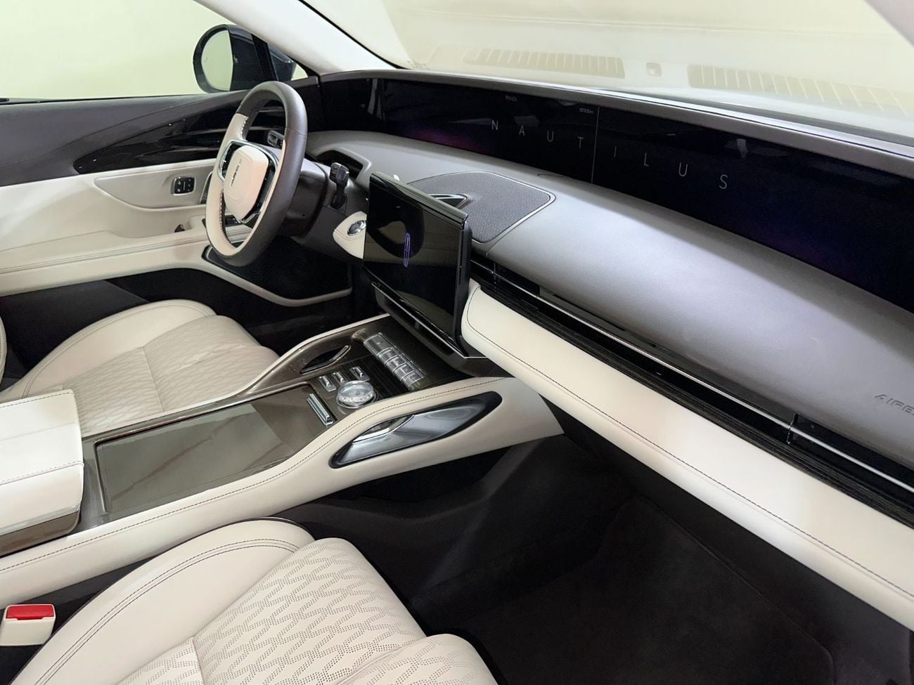 لينكولن ناوتيلوس PRESIDENTIAL HYBRID / NAU925H/ AL TAYER MOTORS /AL QOUZ SHOWROOM