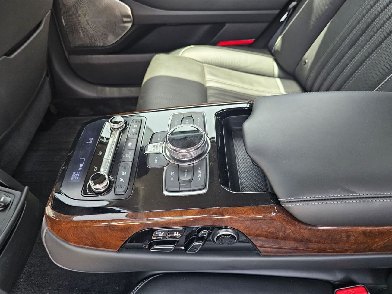 جينيسس G90 Royal 5.0L (410 HP)