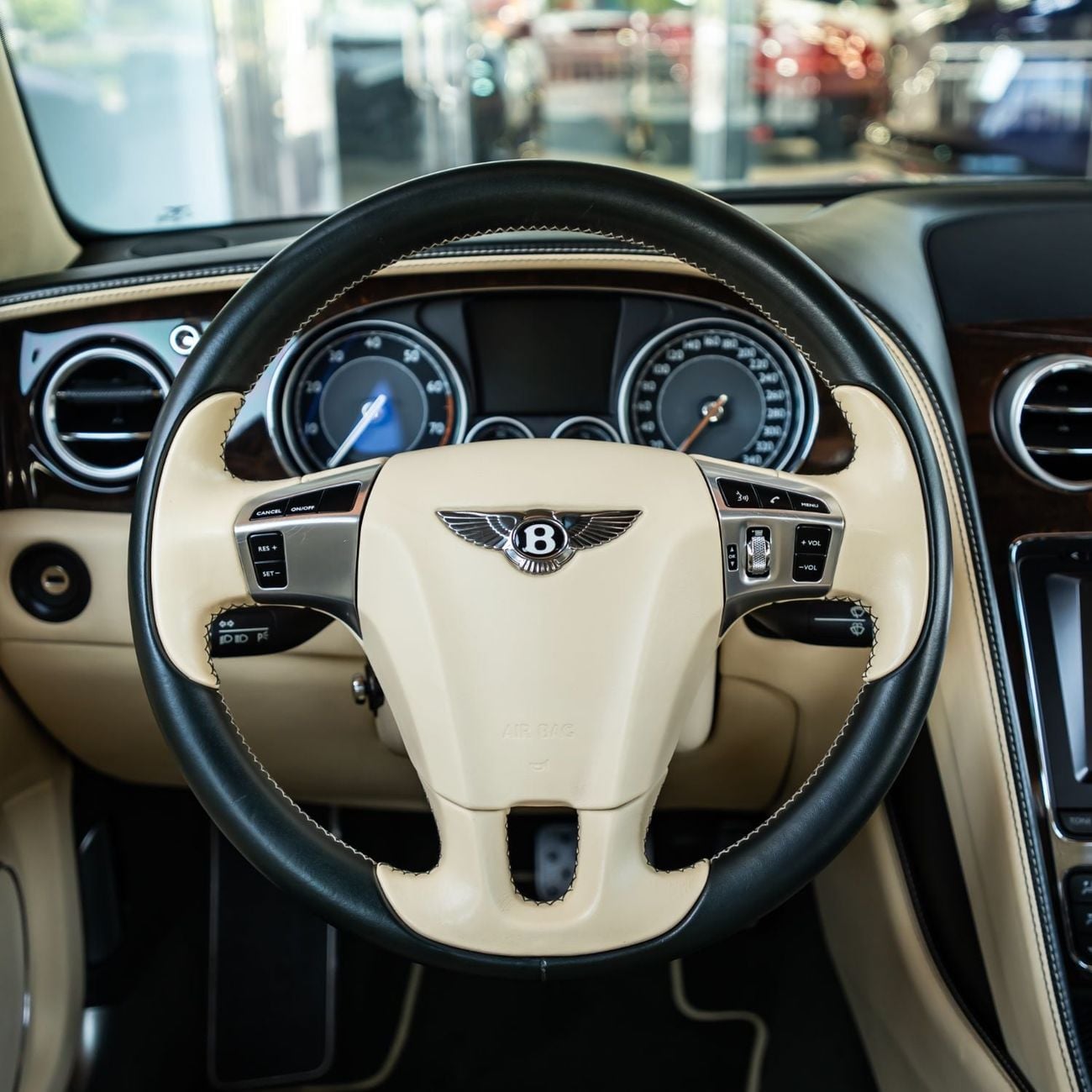 بنتلي فلاينج سبور V8 بنتلي فلاينج سبير 2015، خليجية، قطعت مسافة 40,000 كم فقط
