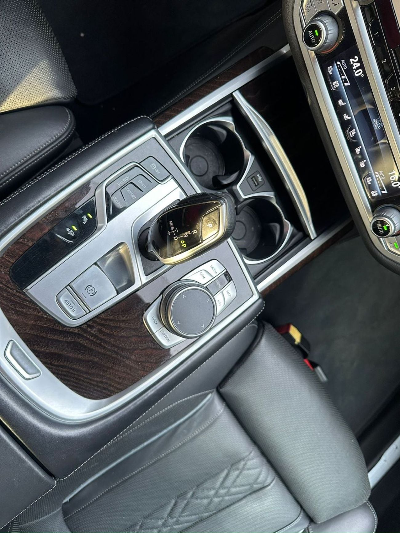 بي أم دبليو 740Li 3.0 لتر TwinPower Turbo - عدد 6 سلندر ناقل الحركة: أوتوماتيك من 8 سرعات (Steptronic)