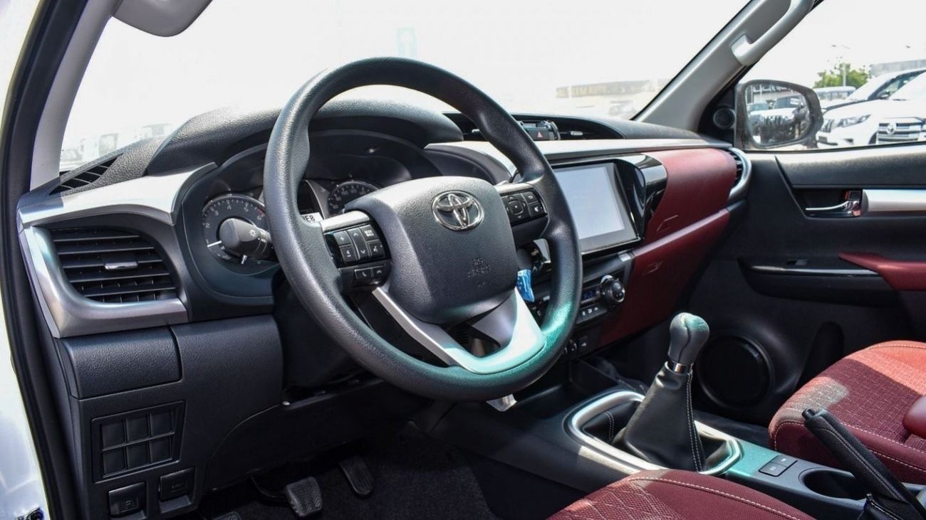 تويوتا هيلوكس 2.7l - LED - MT - Key Start - 4wd - Alloy wheels - Climate control - Seat cooler - Multimedia steeri