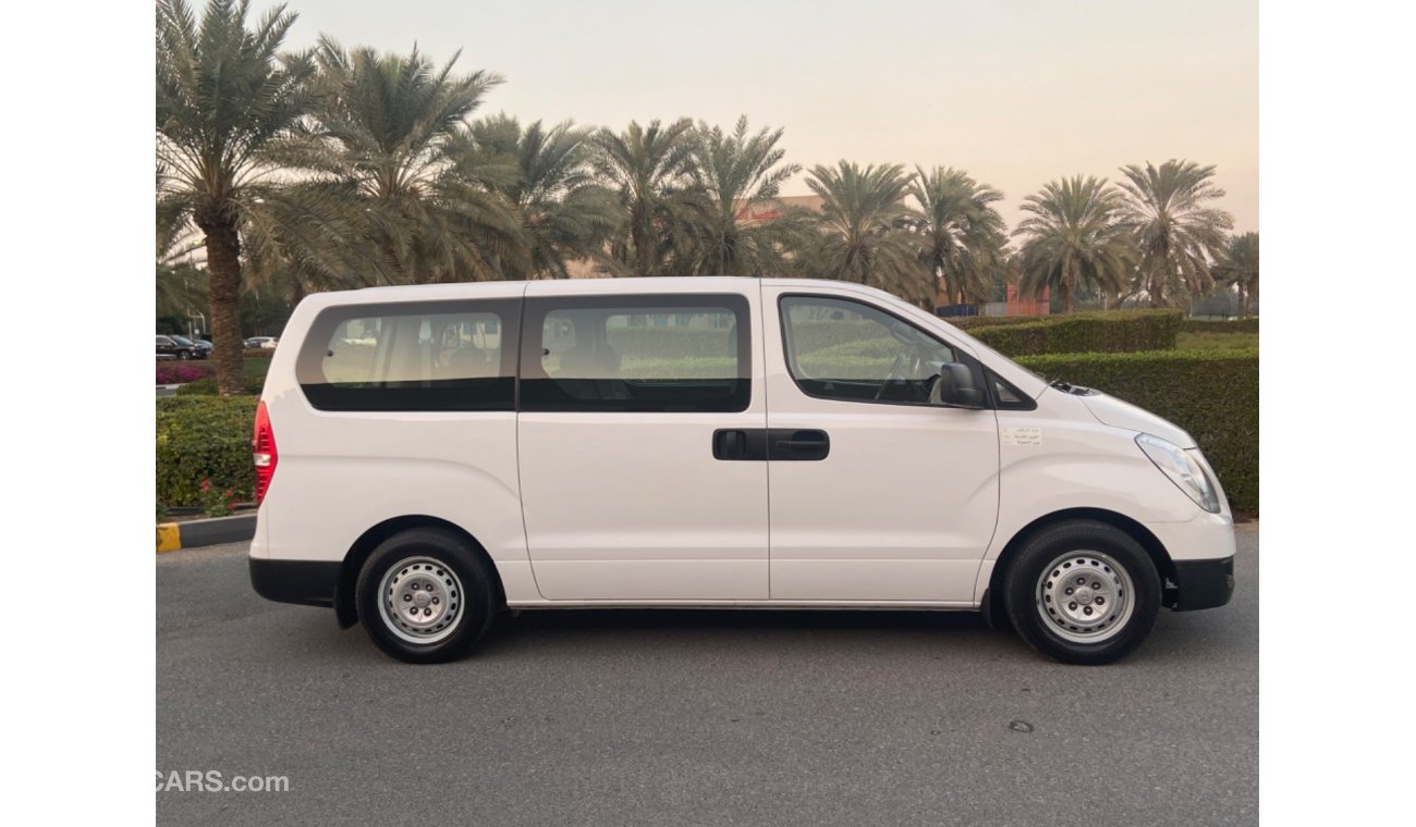 Hyundai H-1 Hoynday H1 model 2017 9 seat GCC  full automatic accident free original pant very very good conditio