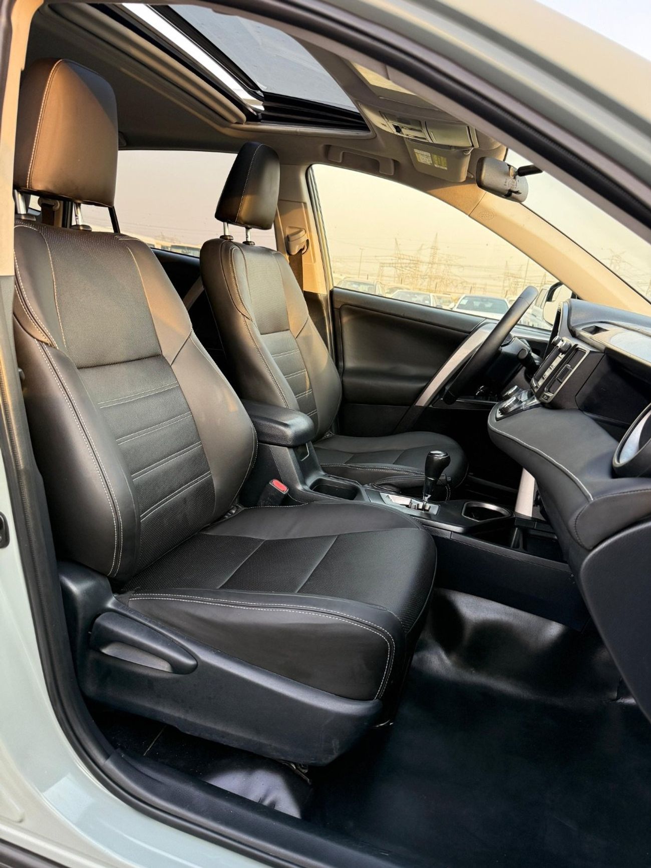 تويوتا راف ٤ Hybrid XLE 2.5 L full option