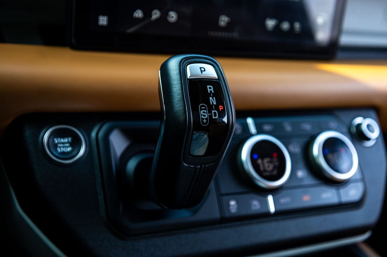 Land Rover Defender P300 90 SE 2.0L (6 Seater)