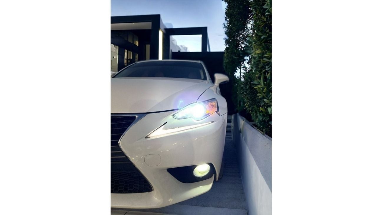 Lexus IS250 Prestige LEXUS IS 250  LADY DRIVEN  FULL SERVICE HISTORY FROM AGENCY  FIRST OWNER IN UAE