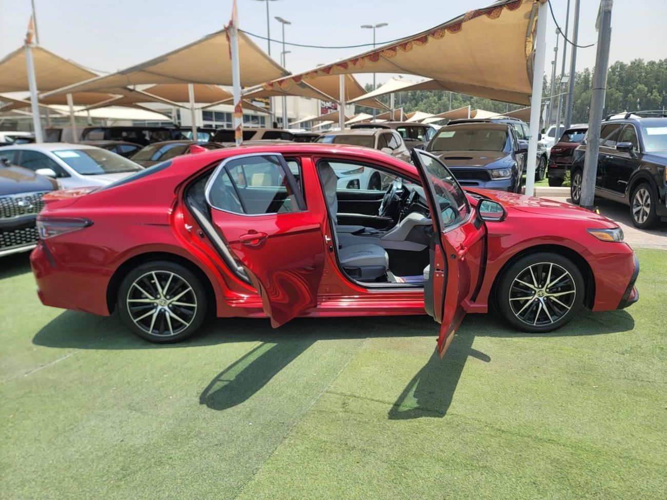 Toyota Camry SE 2.5L (181 HP)