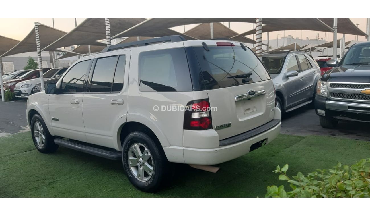 فورد إكسبلورر خليجى - رقم 2 - مثبت سرعة -  حساسات  رنجات - شاشة تحكم كاميرا خلفية بحالة ممتازة لاتحتاج لأى مصاريف