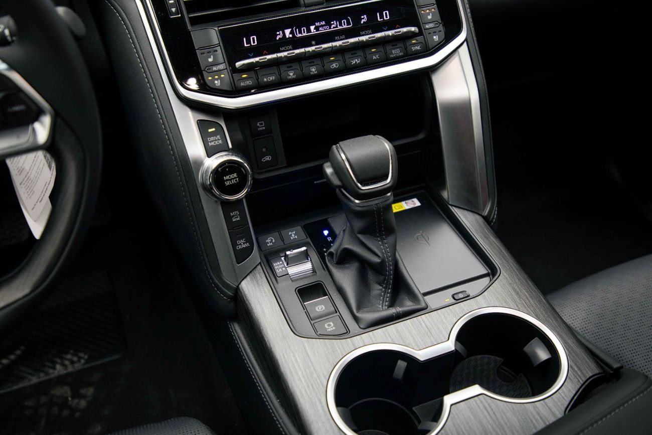 Toyota Land Cruiser VXR 3.5L – Precious White Pearl Inside Black and Dark Red | Export Only