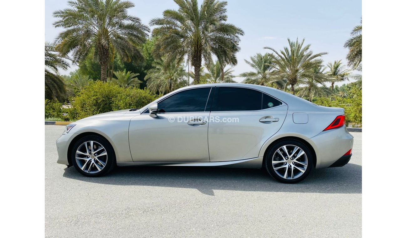 Lexus IS300 Platinum Lexus is 300 GCC full option perfect condition original paint under warranty