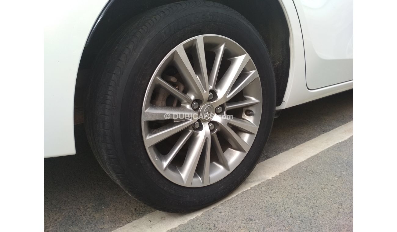 تويوتا كورولا 2015 ابيض خليجى 2.0 حالة ممتازة بدون حوادث بدون صبغ ماشية قليل