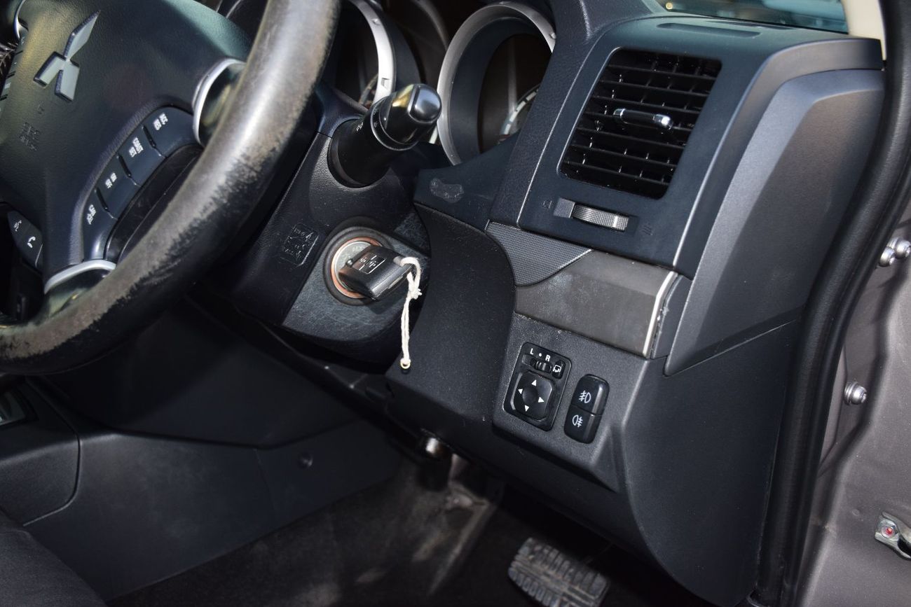 ميتسوبيشي باجيرو Right Hand (Diesel 3.2L)