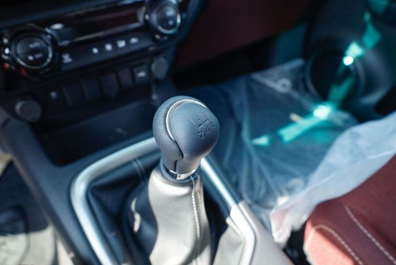 Toyota Hilux TOYOTA HILUX 2.7 MT FULL OPTION WITHOUT PUSH START WHITE 2025