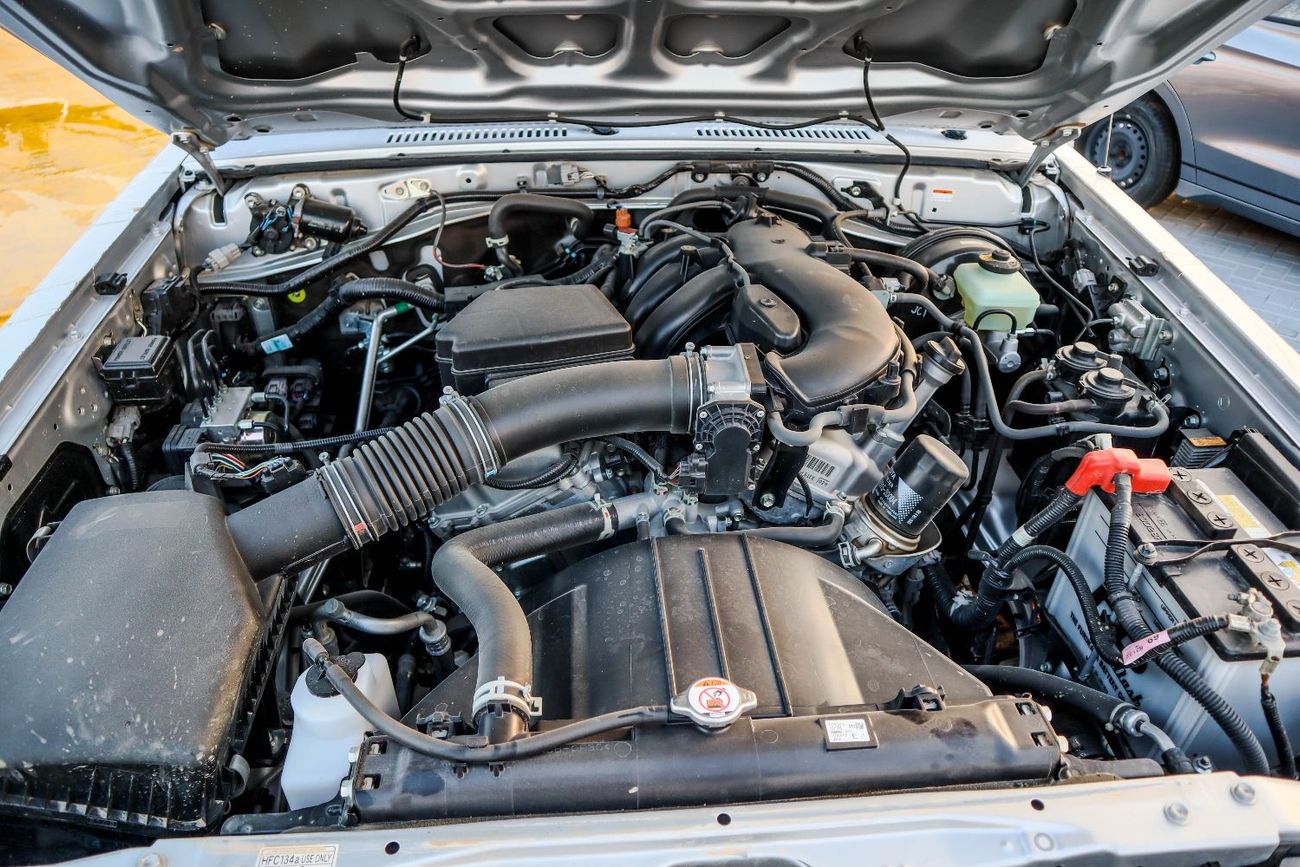 تويوتا لاند كروزر بيك آب Std 4.0L Single Cab Utility 4WD