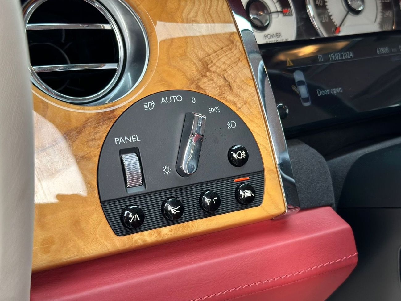 Rolls-Royce Wraith 2015 Rolls Royce Wraith | GCC Specs | 6.6L V12 | 624 HP | 66k KM | WHITE/RED | Starlight Headliner |