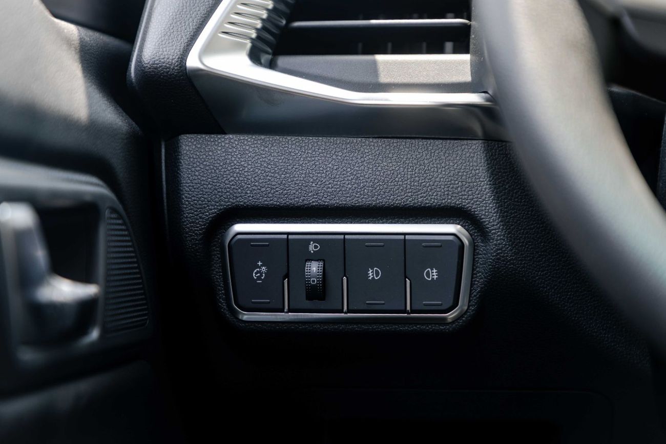 جريت وول وينغل 2026 Greatwall Wingle 7 4X2 Standard 2.4L - Manual - Titanium White Inside Black | Export Price