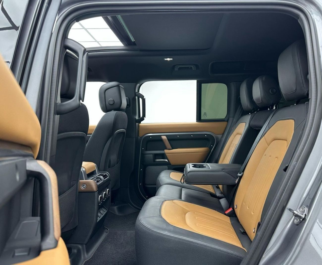 لاند روفر ديفندر P400 110 X-Dynamic 3.0L (5 Seater) 2024 Land Rover Defender P400 110 X-Dynamic, 5 Years Land Rover W