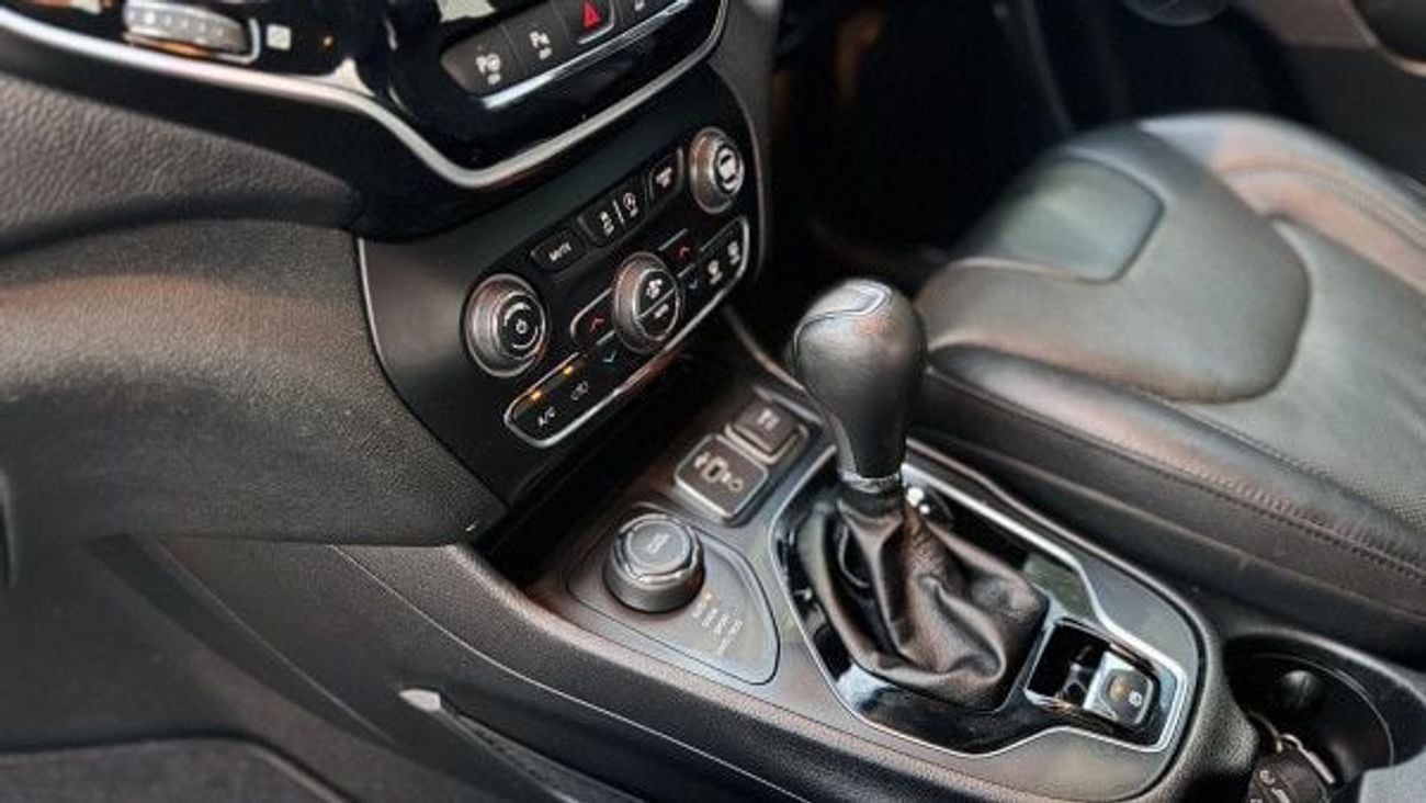 جيب شيروكي PREMIUM FEATURES | AT | LEATHER SEATS | 3.2L PETROL ENGINE | 4WD