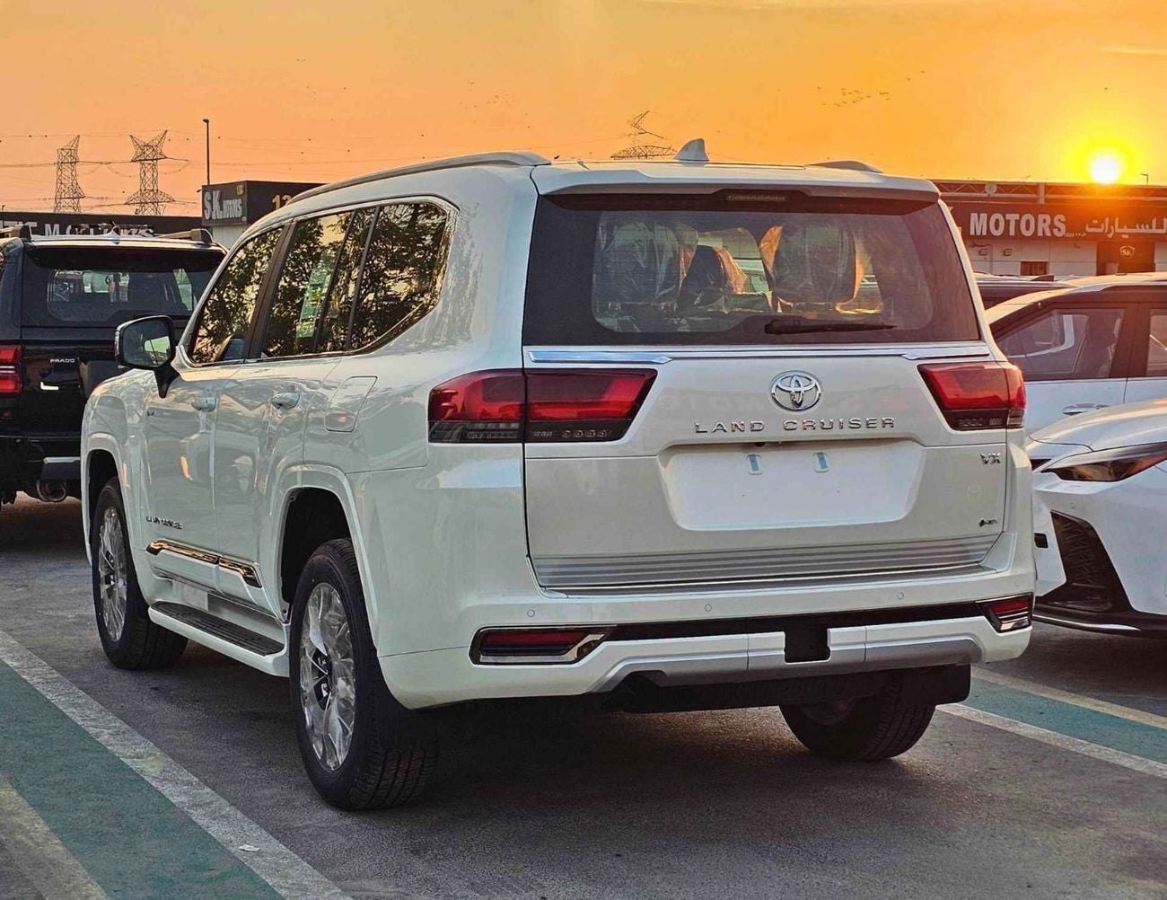 تويوتا لاند كروزر VX HYBRID / 3.5L V6 PETROL / RADAR / BIG DVD / JBL SPKRS / LETAHER WITH MEMORY SEATS (CODE # VXH25)