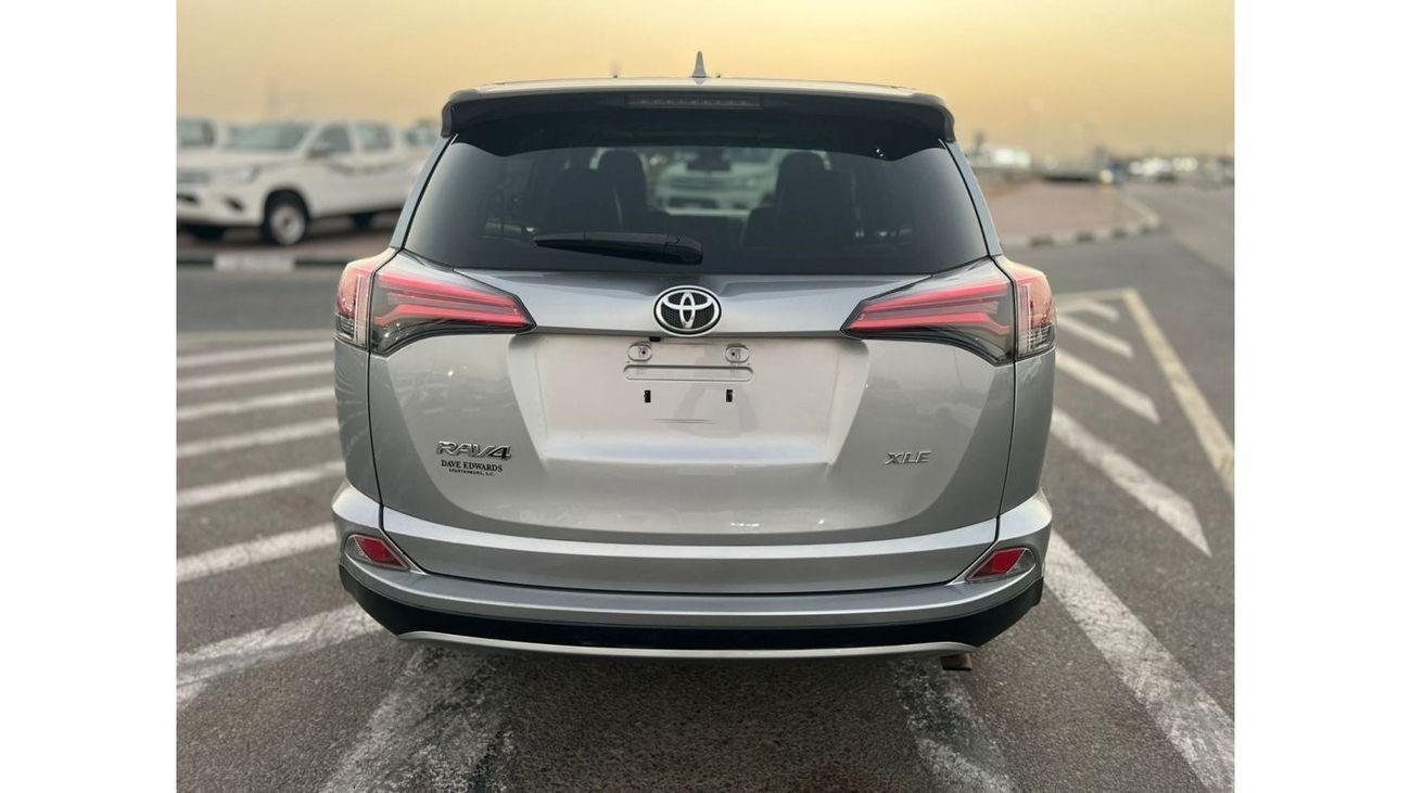 Used 2018 TOYOTA RAV4 XLE - LEATHER SEATS + SUNROOF + Rear Camera ...