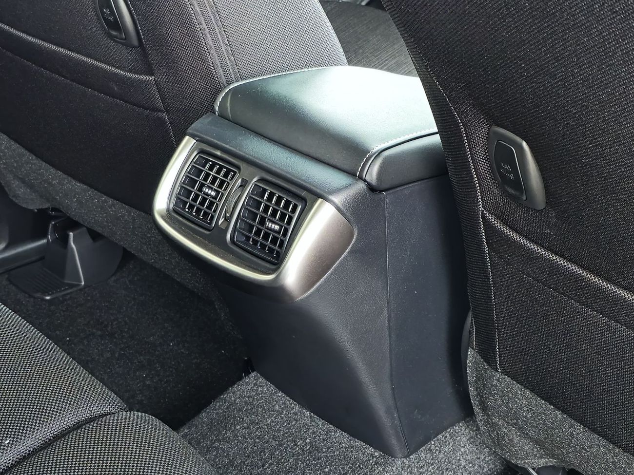 تويوتا هيلوكس TOYOTA HILUX PETROL 2.7 DOUBLE CABIN - A/T - HIGH OPTIONS - PUSH START - 2025 - BLACK INSIDE BLACK -