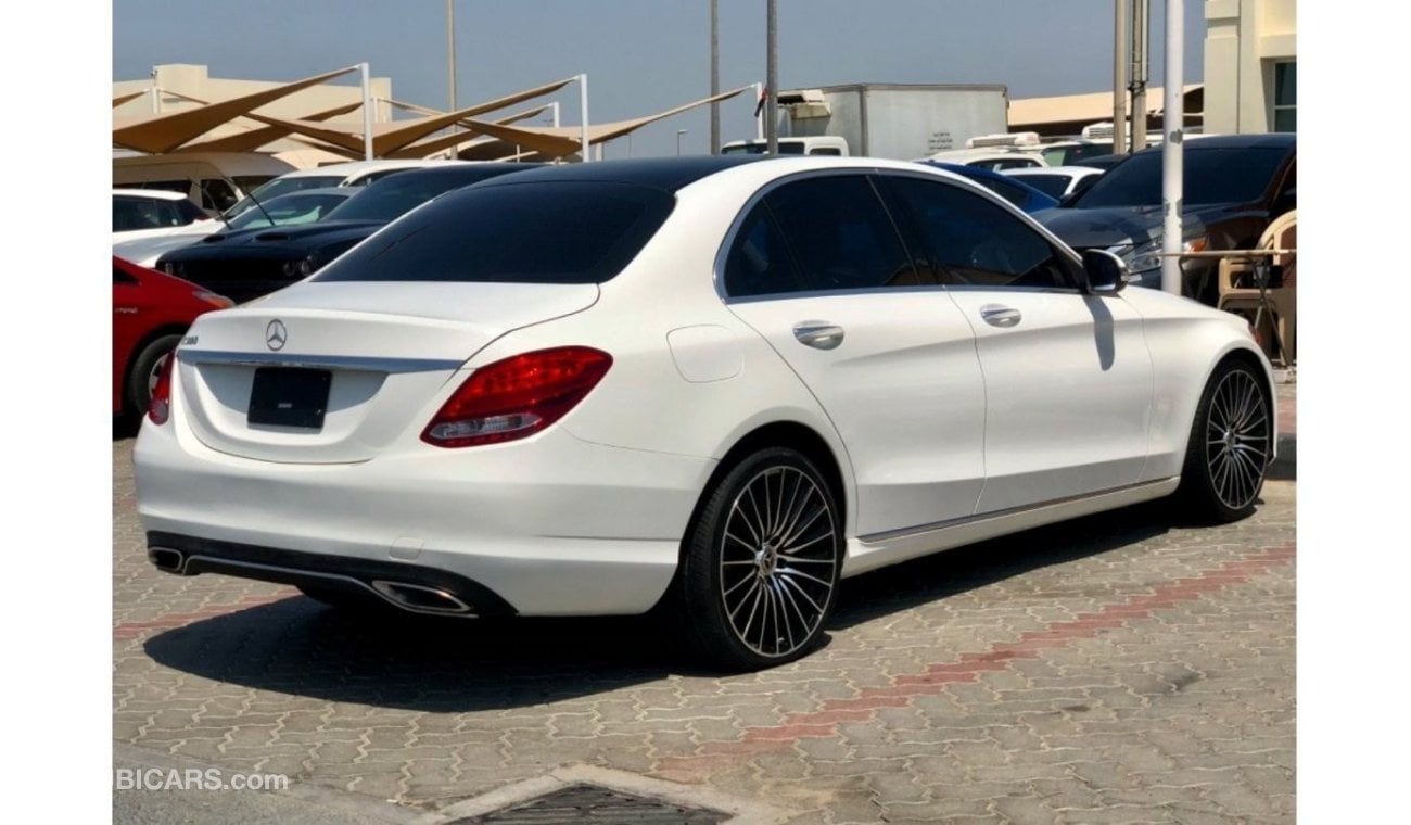 مرسيدس بنز C 300 لاكجري