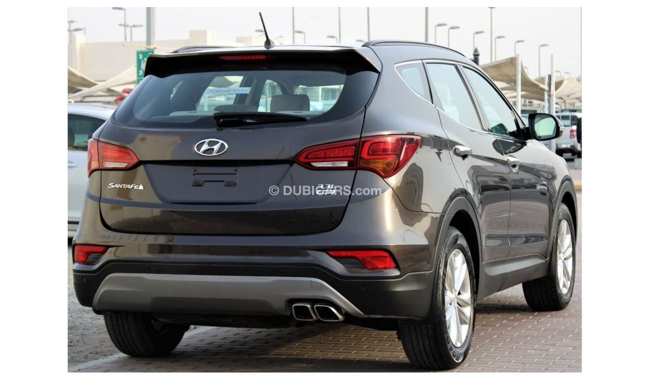 Hyundai Santa Fe Hyundai Santa Fe 2018 GCC 6 cylinder in excellent condition without accidents, very clean from insid