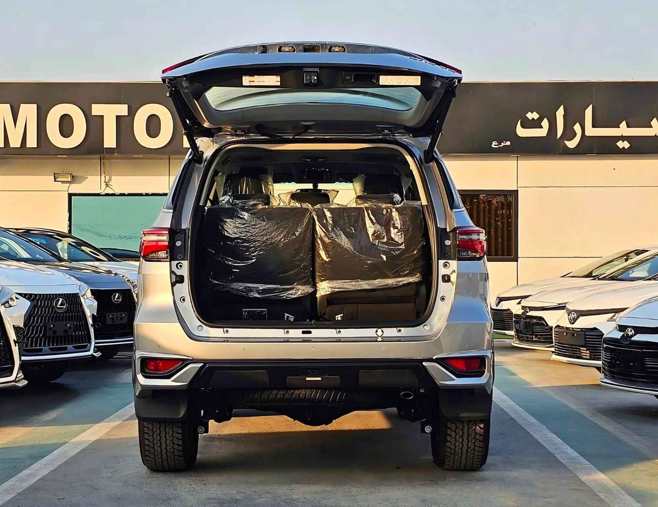 تويوتا فورتونر SR5 ADVENTURE / 4.0L V6 PETROL / CLIMATE WITH LEATHER SEATS /DIFFLOCK/ AUTO A/C (CODE # F6HA)