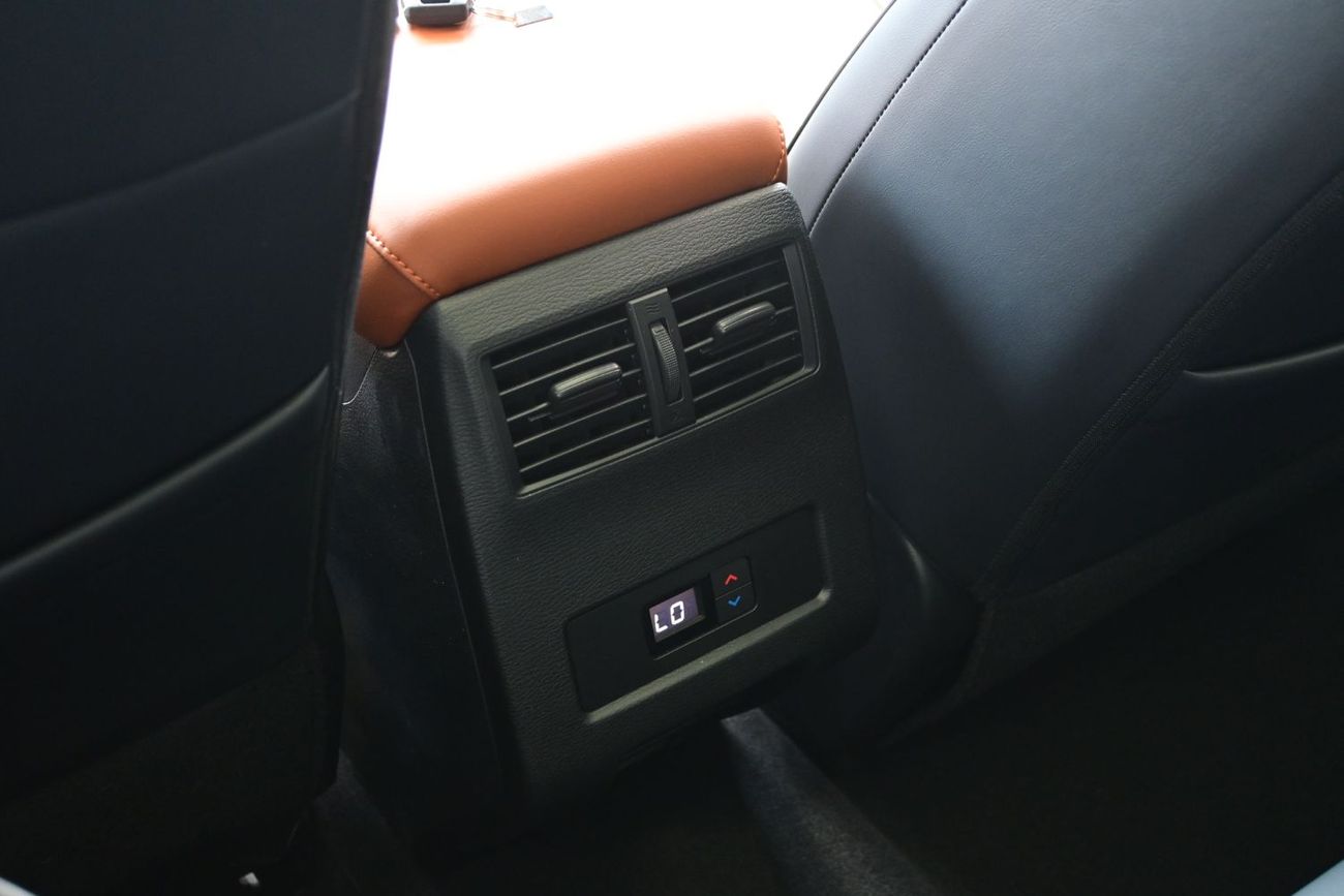 ميتسوبيشي آوتلاندر Mitsubishi Outlander P-Line, 2.5L Petrol 4WD, Model 2025, Color Silver