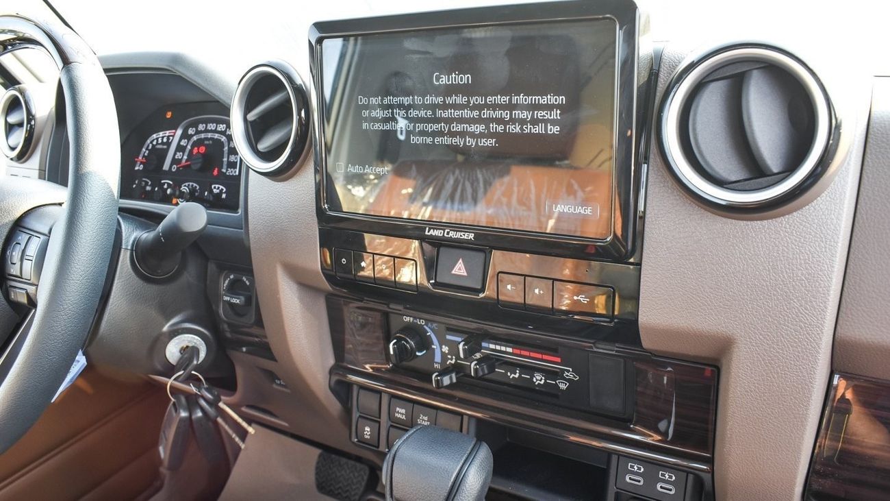 تويوتا لاند كروزر بيك آب 4.0L V6 Petrol Single Cabin  Auto Transmission