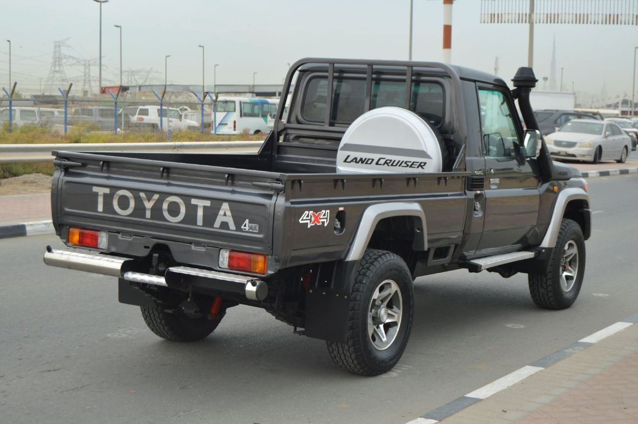 Toyota Land Cruiser Pick Up single cube 4.5 L, perfect inside and outside