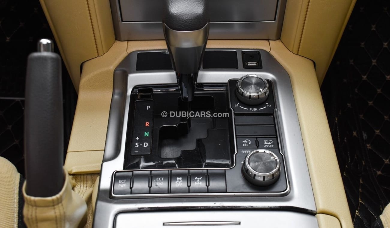 Toyota Land Cruiser GXR V8