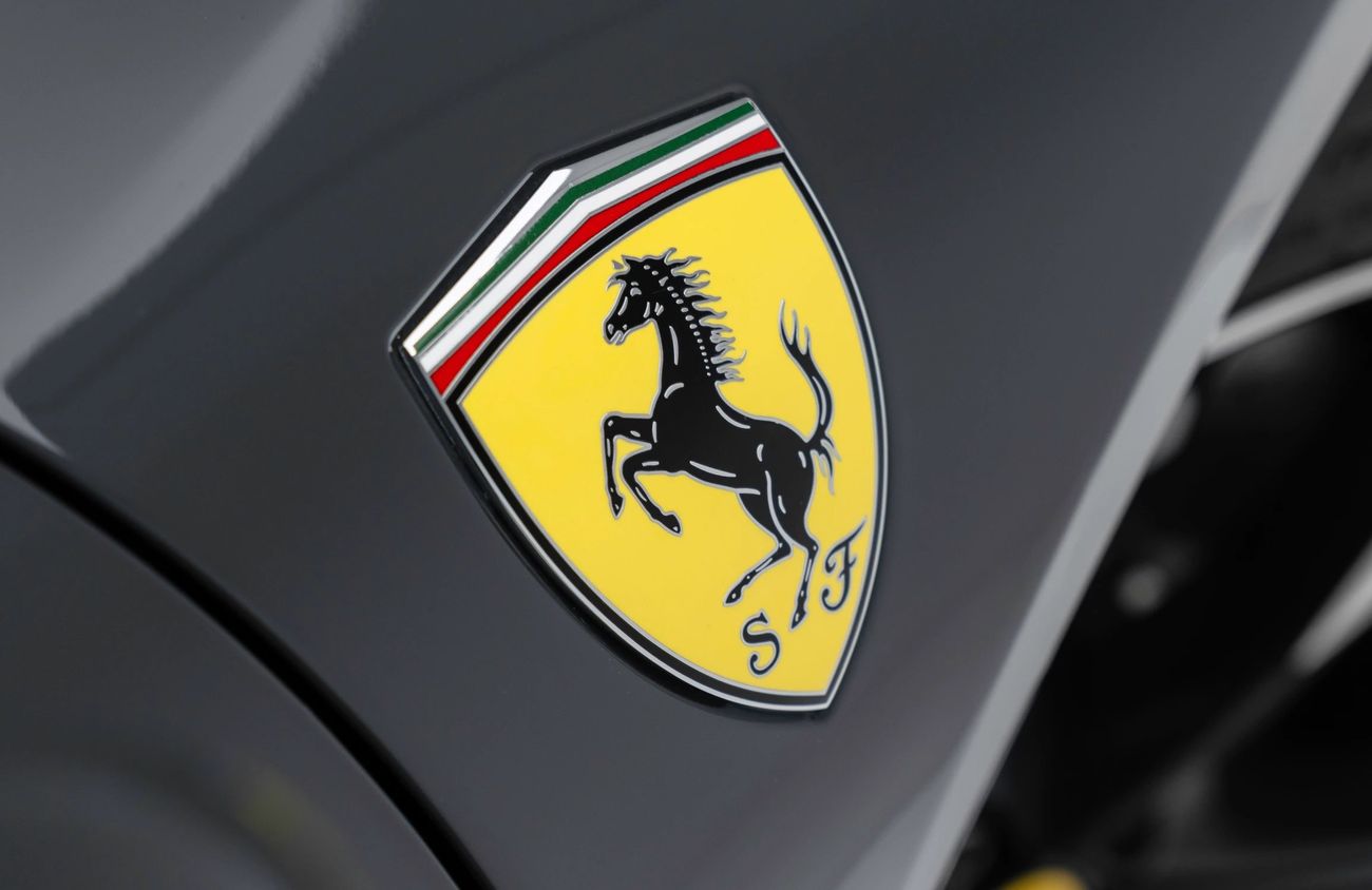 فيراري SF90 ستراديل 4.0L V8 Twin-Turbocharged Engine + eMotor